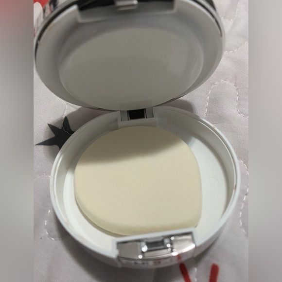 New In Box Clinique Beyond Perfecting Powder Foundation + Concealer 09 Neutral - Picture 3 of 7